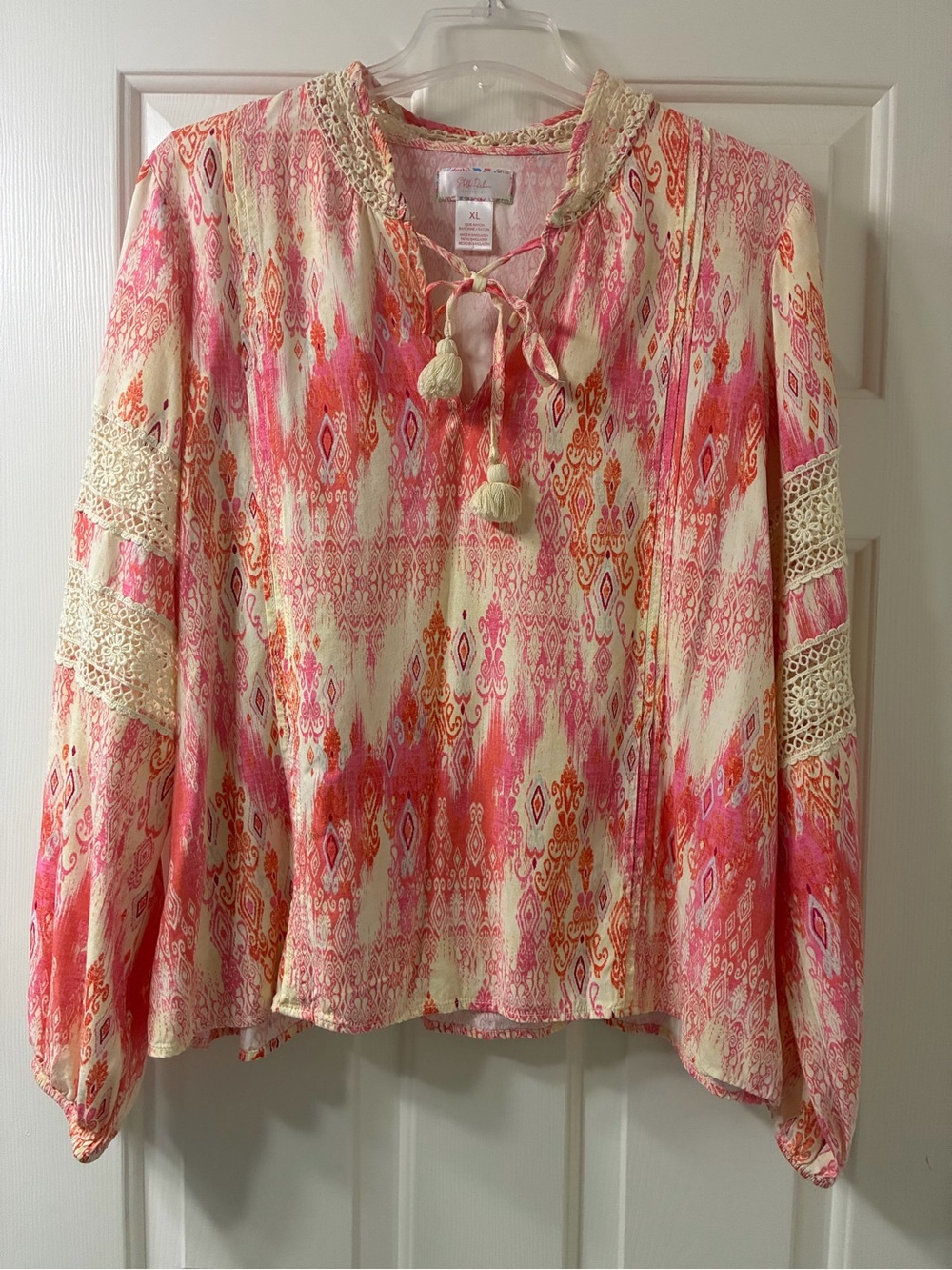 Women’s Stella Parker pull over top with lace on the sleeves Size extra large